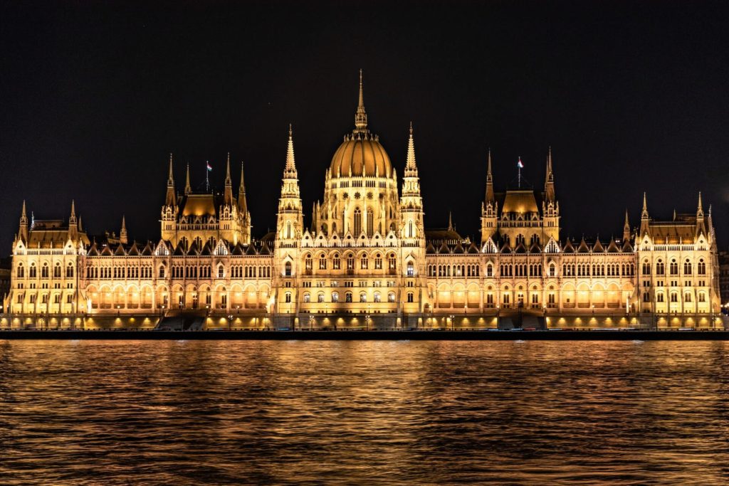 Ungarisches Parlamentsgebäude bei Nacht